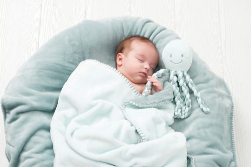 bébé avec doudou octopus