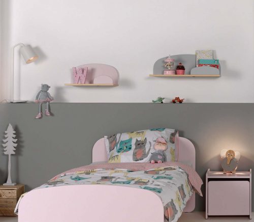 chambre enfant décoré avec des étagères murales en couleur