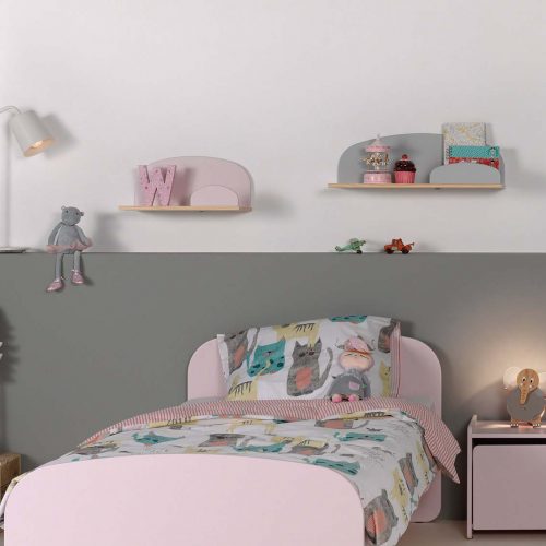 chambre enfant décoré avec des étagères murales en couleur