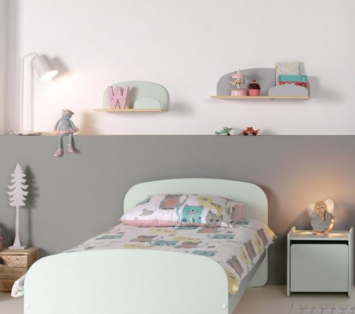 chambre enfant avec étagére murale en couleur