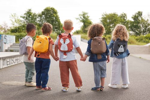 enfant avec sac à dos en forme d'animaux