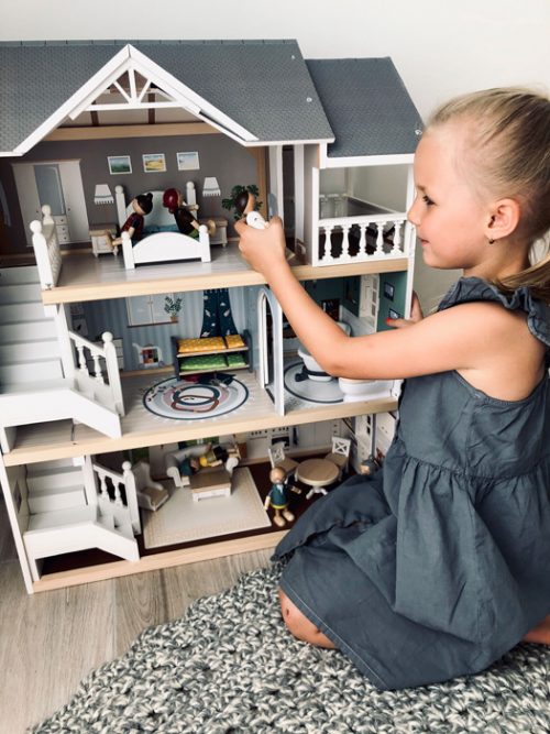 Maison de poupée en bois avec accessoires