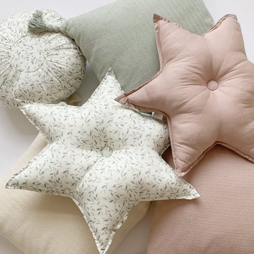 Coussin en coton bio avec pompons décoration écologique pour chambre d'enfant