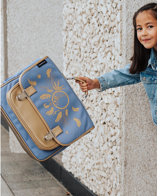 Cartable 38cm, idéal pour les premières années de primaire des petites filles d'un stature entre 1.10 et 1.30m.  Ce cartable aux décors dorés sur fond lavande, pensé pour les filles rêveuses Cartable Caramel & Cie moyen modèle pour école primaire magasin pour enfant rentrée des classes ILE DE LA REUNION 974 ATTRAPE REVES