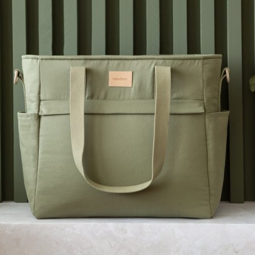 Sac à langer imperméable BABY ON THE GO OLIVE GREEN sac a langer en coton bio tendance pour futur papa et future maman revendeur officiel nobodinoz ile la reunion livraison a domicile ou retrait en boutique