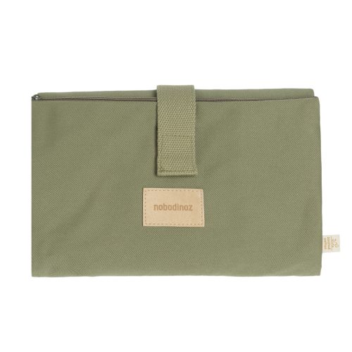 Pochette à langer imperméable BABY ON THE GO OLIVE GREEN en coton bio tendance pour futur papa et future maman revendeur officiel nobodinoz ile la reunion livraison a domicile ou retrait en boutique