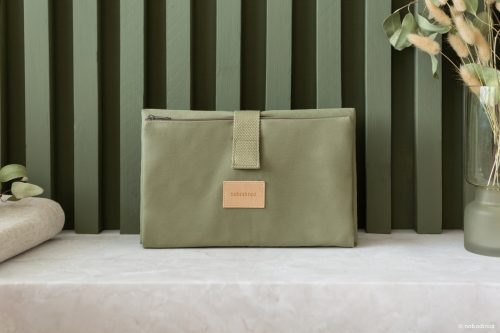 Pochette à langer imperméable BABY ON THE GO OLIVE GREEN en coton bio tendance pour futur papa et future maman revendeur officiel nobodinoz ile la reunion livraison a domicile ou retrait en boutique