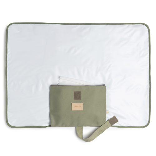 Pochette à langer imperméable BABY ON THE GO OLIVE GREEN en coton bio tendance pour futur papa et future maman revendeur officiel nobodinoz ile la reunion livraison a domicile ou retrait en boutique