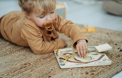 Planche de motricité serrure et verrou jeu de motricité jeu éveil montessori magasin de jouet en bois à st pierre 97410 livraison LA REUNION 974