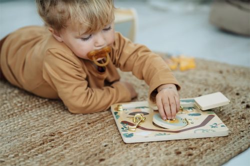 Planche de motricité serrure et verrou jeu de motricité jeu éveil montessori magasin de jouet en bois à st pierre 97410 livraison LA REUNION 974