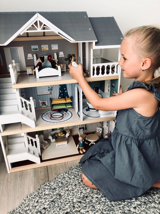 ② Maison de poupée avec poupées et accessoires — Jouets